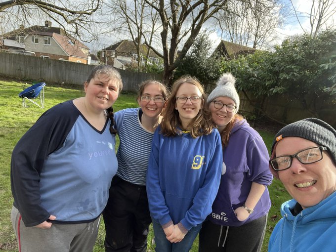 Saturday shout out to 4th & 9th Redhill Guides who took part in last night's #YMCASleepEasy 👏 Lots of smiley, tired & soggy children this morning! Carrie, 12, said: 'It was a lot of fun, but I'm glad to be back in my home.' justgiving.com/fundraising/9t… @ReigateDivision @ian_burks
