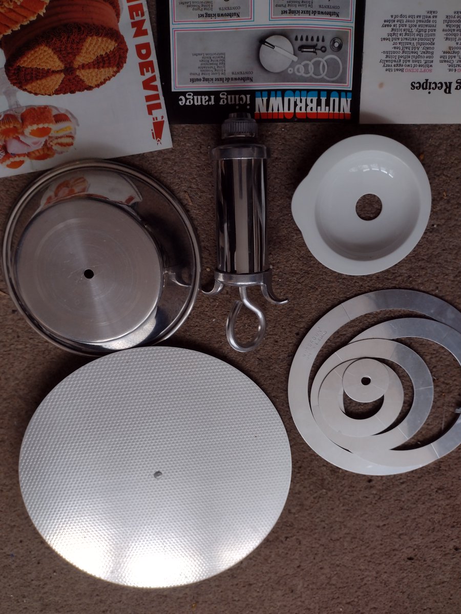 TourGuideTed's tweet photo. Any #BakingBears or other friends (UK preferred) want an icing kit with turntable, nozzles are missing but can probably get some. Book included. Happy for you to make a direct donation to Ukraine (or elsewhere) if you'd like it. Good condition. https://t.co/PG5UVrxYwX