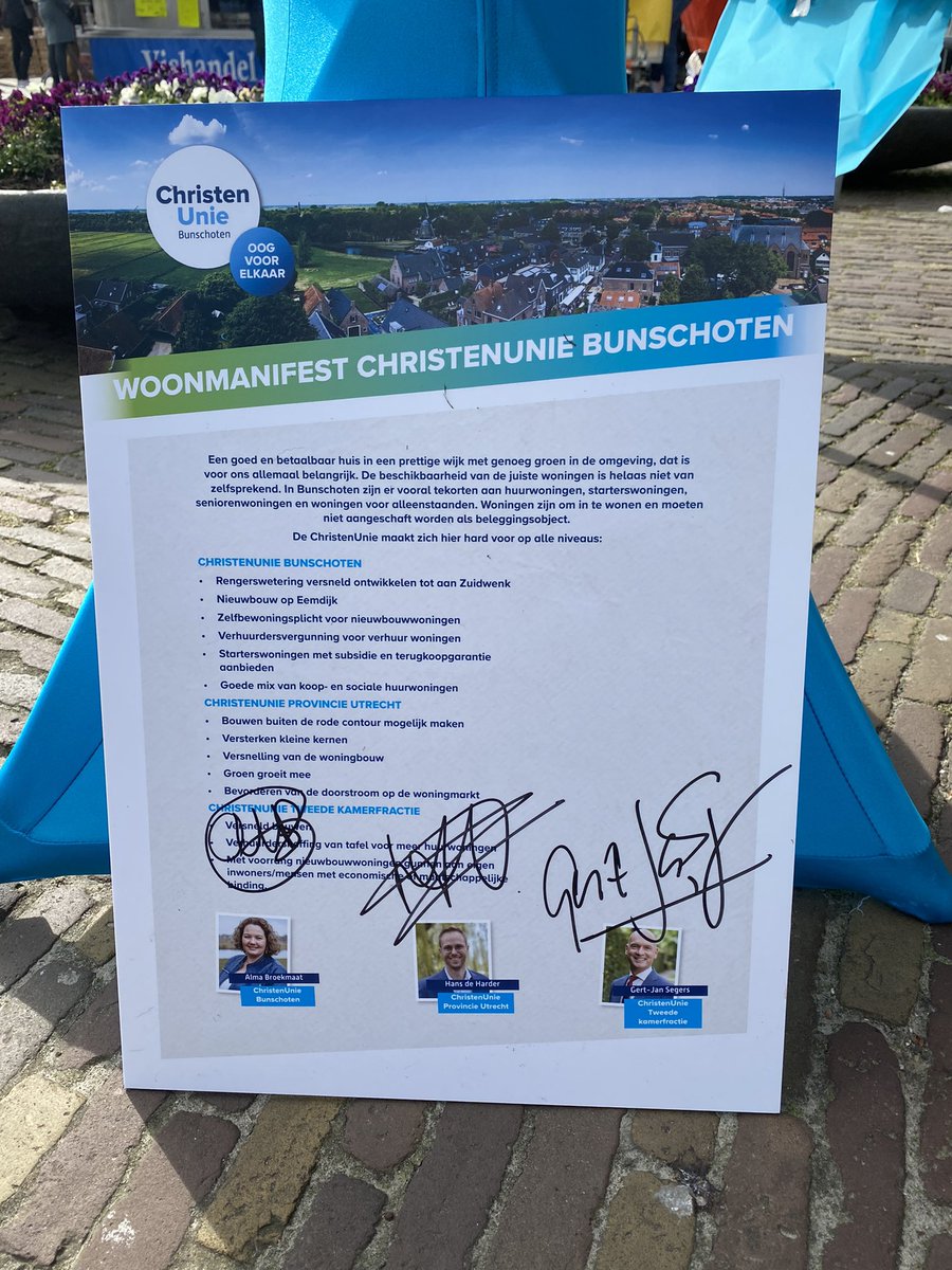 hdeharder's tweet photo. Mooie lange campagnedag met onder andere ondertekening van het woonmanifest van Bunschoten. Lekker zo’n thuiswedstrijd @CUBunschoten @vosvorm @ariekoops @AlmaHagens @GerineHartog @ajveldhuizen @gertjansegers https://t.co/bhDA7sj5kk