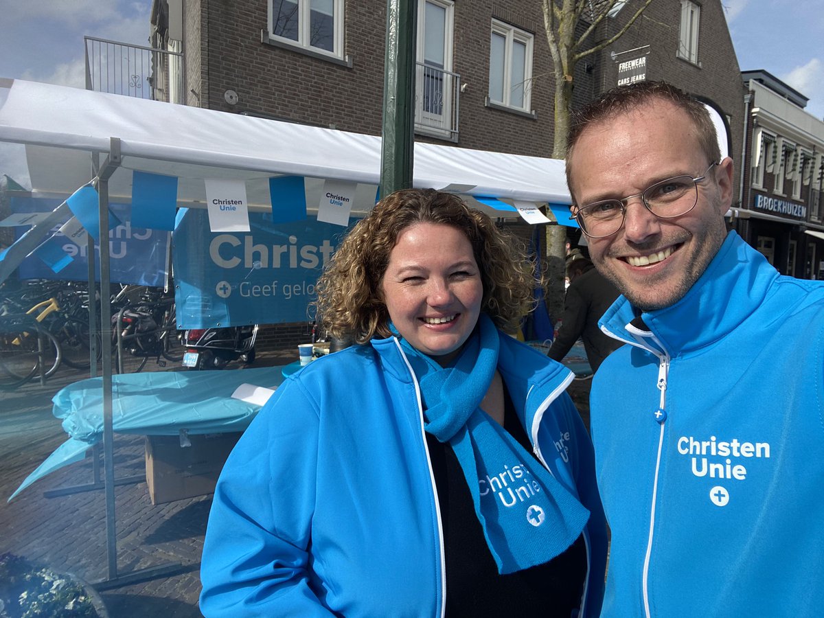 hdeharder's tweet photo. Mooie lange campagnedag met onder andere ondertekening van het woonmanifest van Bunschoten. Lekker zo’n thuiswedstrijd @CUBunschoten @vosvorm @ariekoops @AlmaHagens @GerineHartog @ajveldhuizen @gertjansegers https://t.co/bhDA7sj5kk
