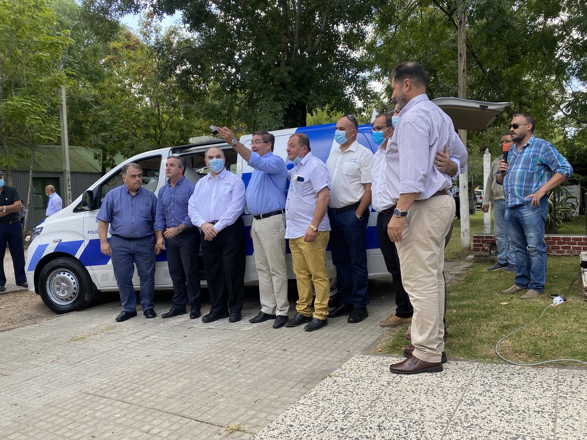 DrFluquez's tweet photo. En San Antonio, pago de mis mayores acompañando en el acto de entrega de una ambulancia de ASSE para su policlínica. #GobiernoDeCercania https://t.co/BsomQ6uWpI