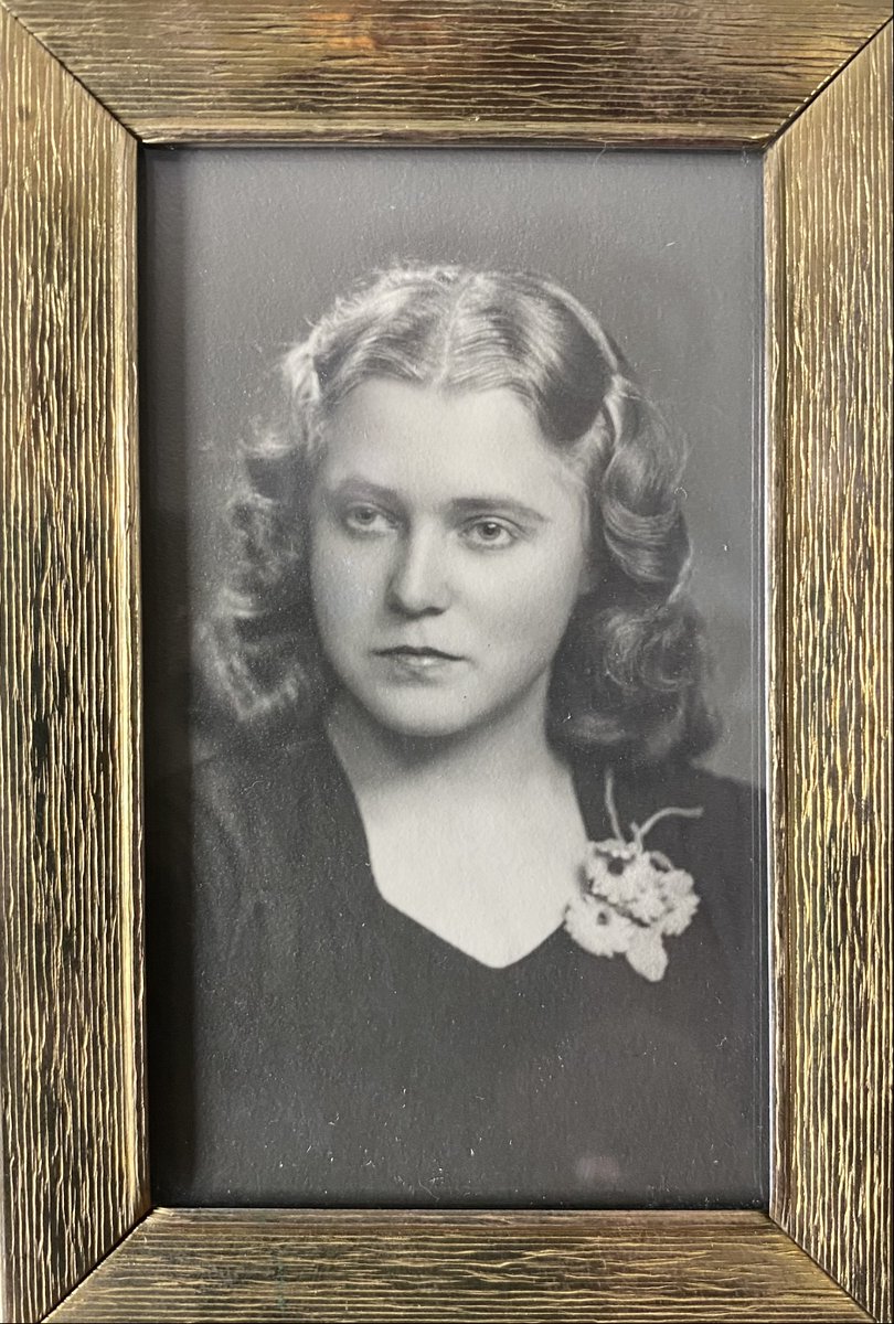 Äitini, Karjalan evakon, muistolle. Onneksi hän ei enää nähnyt kuvia Ukrainasta. Sota syöpyy mieleen. Äiti ei ikinä pitänyt ilotulituksista, pommitukset tulivat mieleen. Sodan haavat ovat syvät, arvet ikuiset. #äiti #evakkomatka #Karjala #sota #SupportUkraine #SlavaUkraini