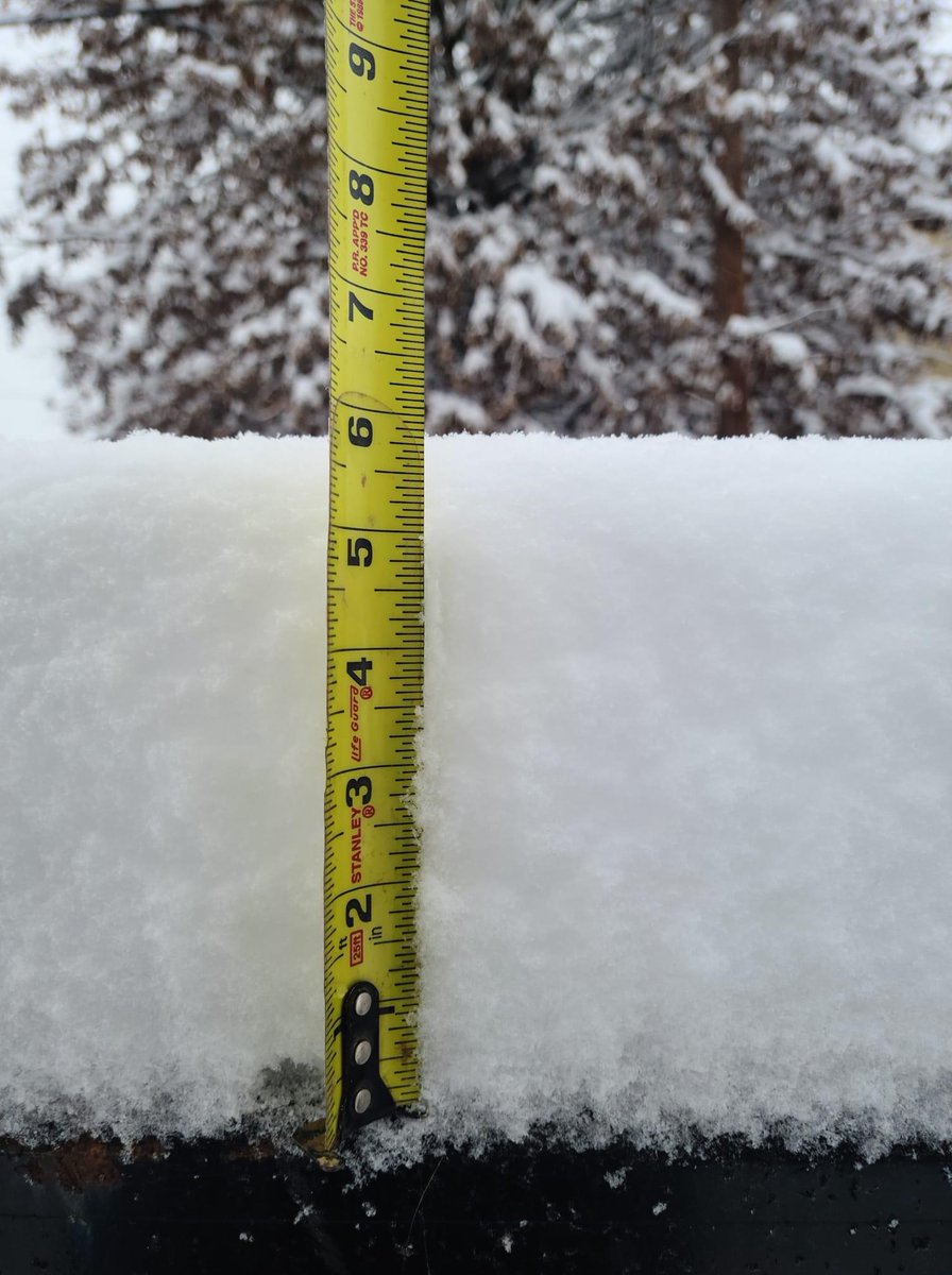 BrianIveyWX's tweet photo. A pretty nice half foot of snow or so on many spots towards the WV and PA border with a couple inches less closer to I-77. 

Forecast worked out well. Maybe a tad bit conservative because we had some heavy thumps. #OHwx #WVwx https://t.co/wlvkQV00zx