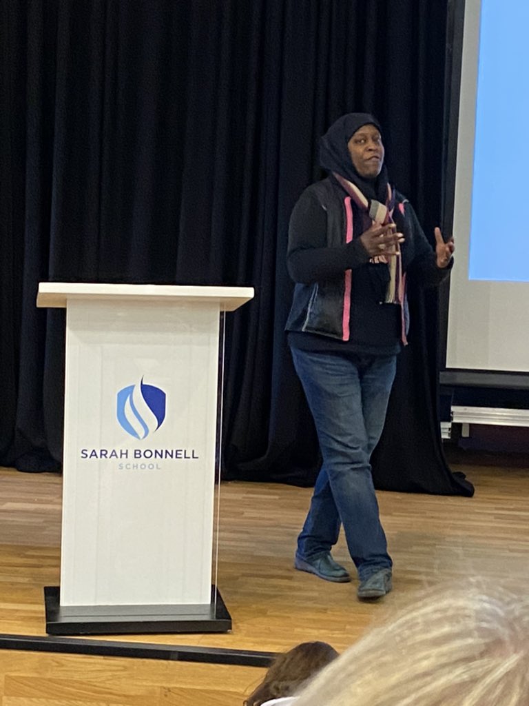 Sharifahlee4's tweet photo. The wonderful @rondelle10_b talking about a new initiative #CoachingCircles @WomenEdLondon @WomenEd #WomenEd #SupportChallenge #IWD22  Bukky is truly amazing! 💜 https://t.co/7OZQS18KZB