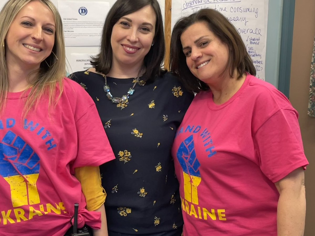ditmasjhs62's tweet photo. Ditmas students and staff #StandwithUkraine 🇺🇦 https://t.co/GDMZle5f1Q