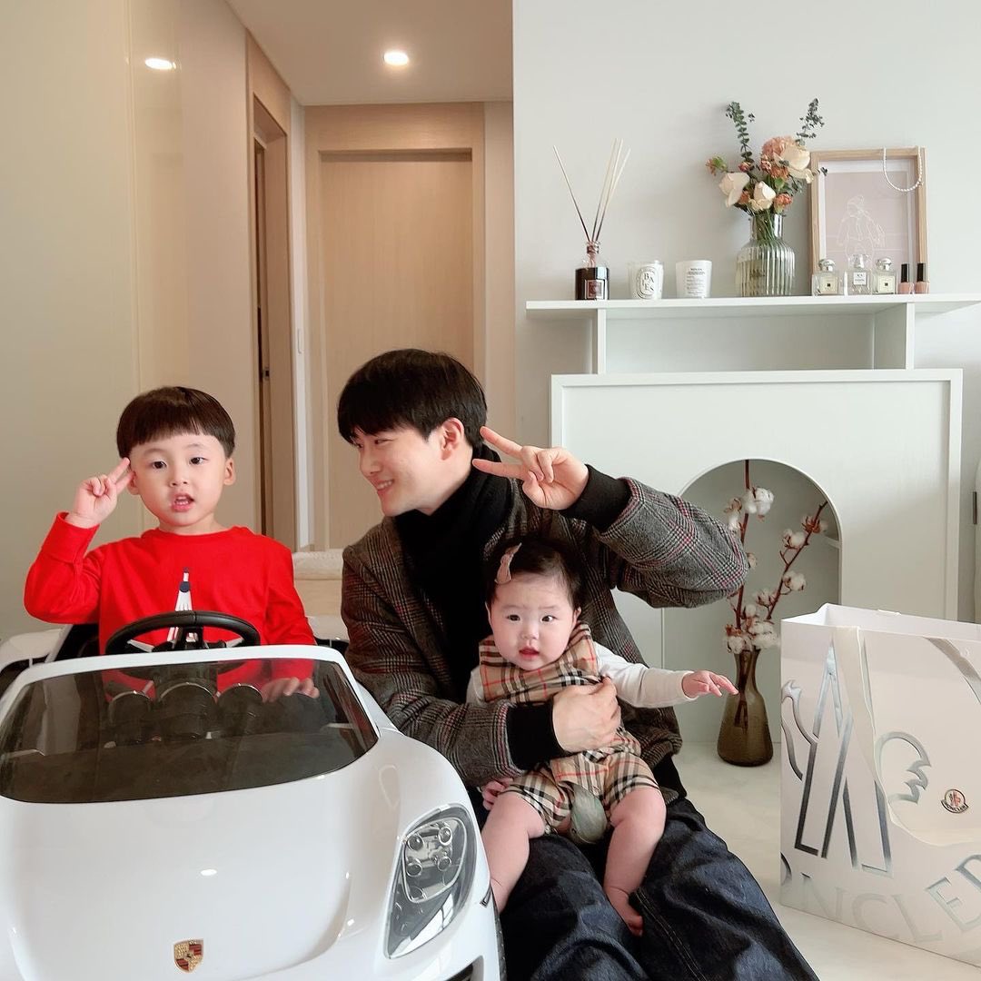 DoKyungLoey's tweet photo. Junmyeon le llevó regalos a los hijos de Mihawk el día de hoy.

"Te amo Kimjuncotton♥️😁 Gracias a este genial tío, el primer carro de mi hijo es un Porsche...😱 y mi hija tiene un Moncler que yo no tengo. Gracias😭😭😭😭😭" https://t.co/5NAWM5T3uS