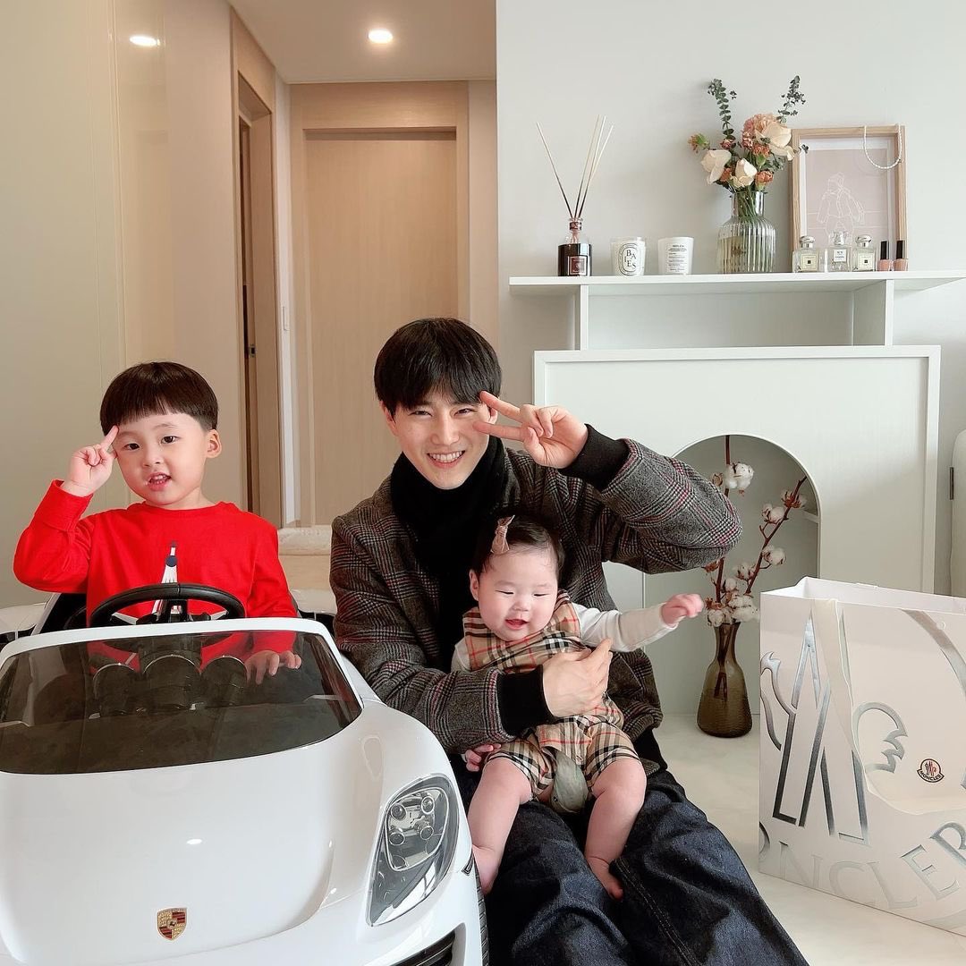 DoKyungLoey's tweet photo. Junmyeon le llevó regalos a los hijos de Mihawk el día de hoy.

"Te amo Kimjuncotton♥️😁 Gracias a este genial tío, el primer carro de mi hijo es un Porsche...😱 y mi hija tiene un Moncler que yo no tengo. Gracias😭😭😭😭😭" https://t.co/5NAWM5T3uS