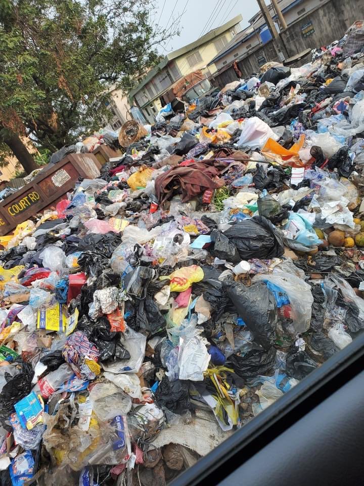 MaaziEzeoke's tweet photo. A common sight in my state of Anambra. 

#WorkAhead https://t.co/BGGJKGFyJ9