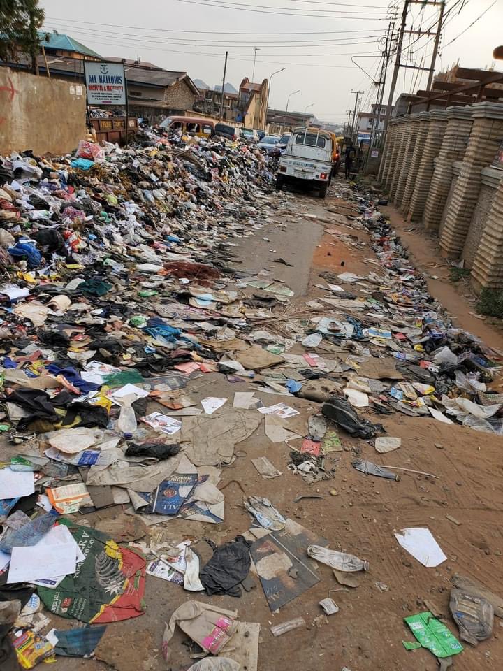MaaziEzeoke's tweet photo. A common sight in my state of Anambra. 

#WorkAhead https://t.co/BGGJKGFyJ9