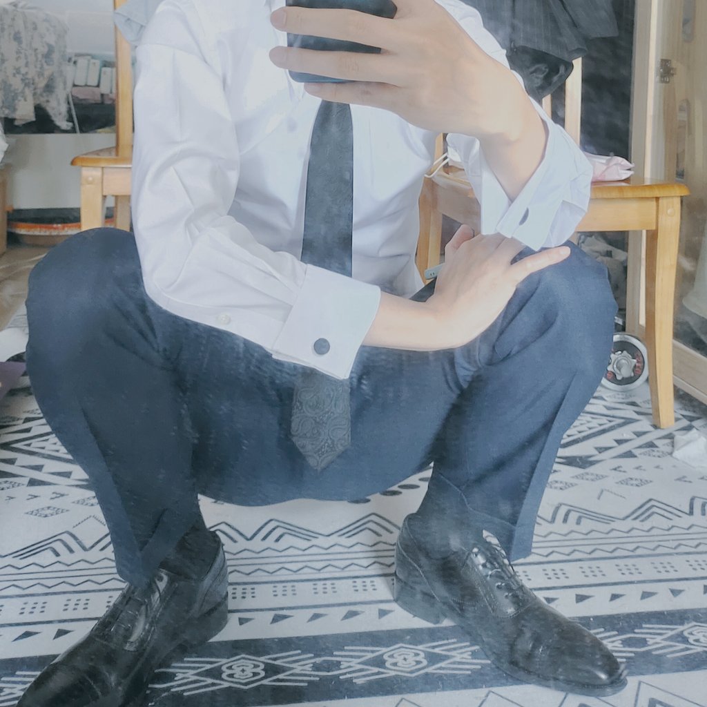 bobe41485222's tweet photo. 穿西裤蹲下的时候好不舒服，裤裆里挤压的怪难受的。那一大包鼓鼓的，是不是很想看？ https://t.co/JxP70RDlBT