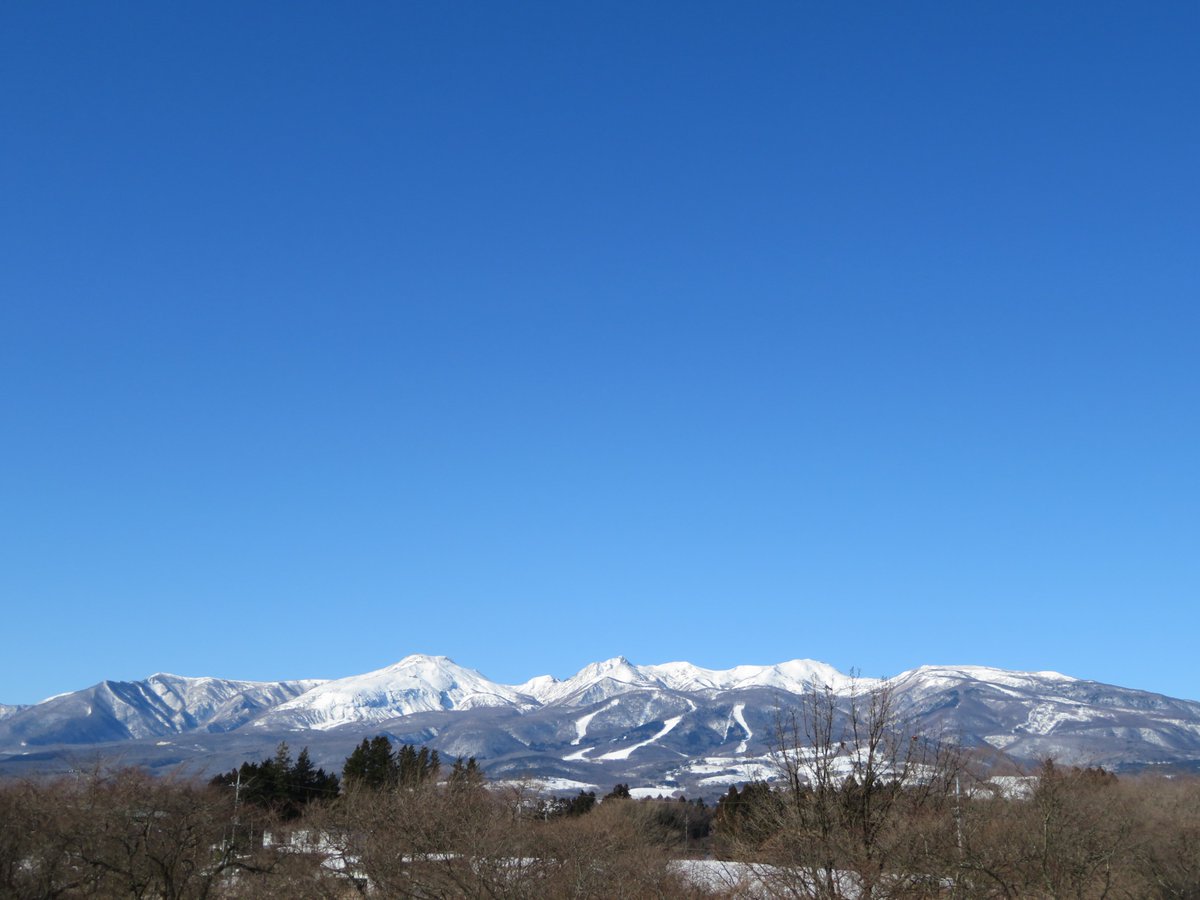 MiyukiAt's tweet photo. 最近、那須岳のふもとに住む方々と知り合う機会が増えました。
通勤途中に見る那須連山が、いかに美しいか、という話で盛り上がっています。

那須岳から遠く離れた場所に住んでいたときは、そんな贅沢な会話ができる日がくるなんて、夢にも思いませんでした。
今の生活には、感謝しかありません。 https://t.co/tOH6lE8V9x