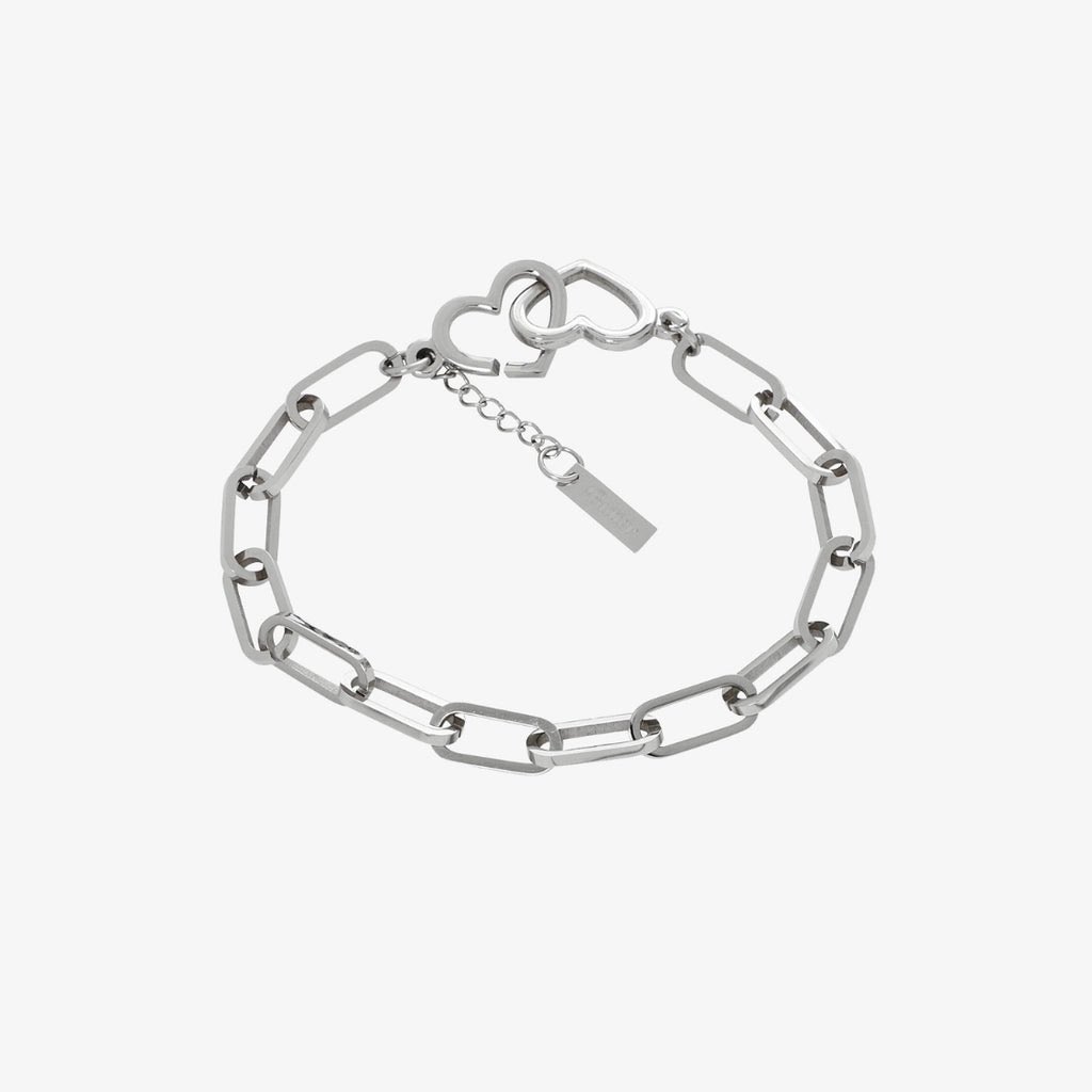 lingzx's tweet photo. @BANGTANSG could there be any chance anybody went to plaza sing gv 5-8pm slot found a butter bracelet outside the cinema? 😭😭😭 https://t.co/g9i1RrdNOy