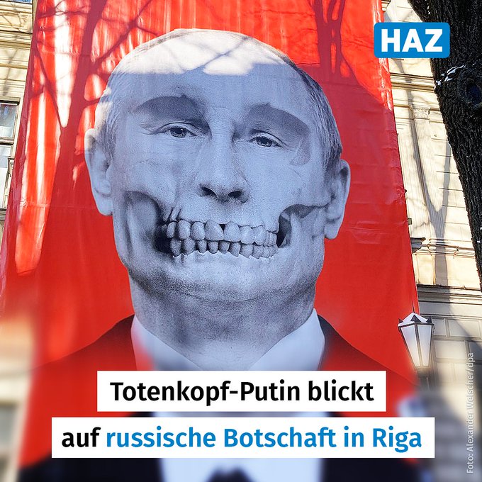 Ein Museum in Lettland hat ein riesiges Plakat aufgeh&auml;ngt, das Putin als Totenkopf zeigt. Die beste Aussicht<a href="/tag/ukrainewar"class="tags"><span>#ukrainewar</span></a>