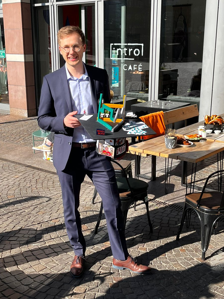 Congratulations to our colleague <a href="/FVS_Energy/">Frederik vom Scheidt</a> who successfully defended his doctoral thesis yesterday! May the sun always shine as bright as yesterday so that we can produce all the green hydrogen we need ;)
