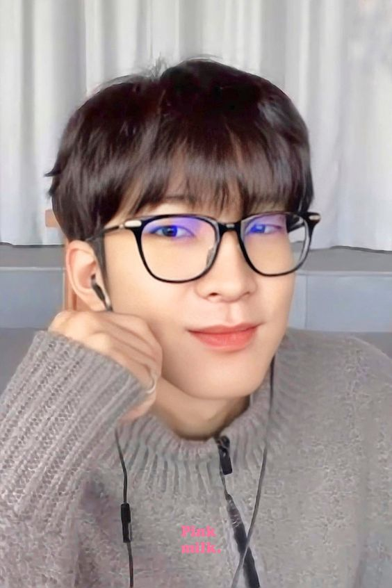 justlovesvt's tweet photo. he's jeon wonwoo of seventeen https://t.co/ai2tlMwZRe