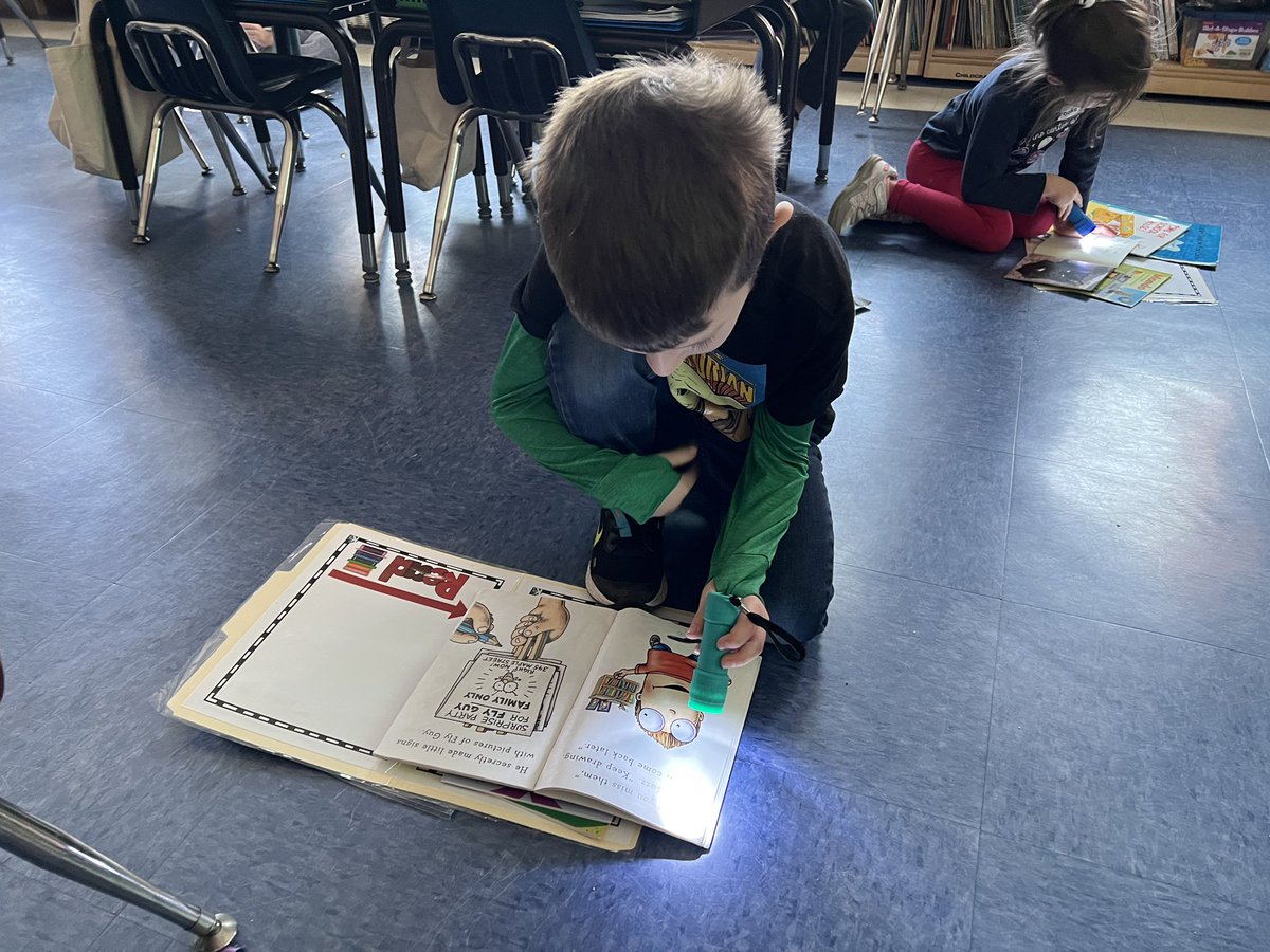 Fun Friday = student choice during Reading Workshop! Flashlight reading or reading on Raz-Kids - which would you choose? 📚 ❤️<a href="/OSchoolsPR/">Oceanside School District #OSD_NY</a>