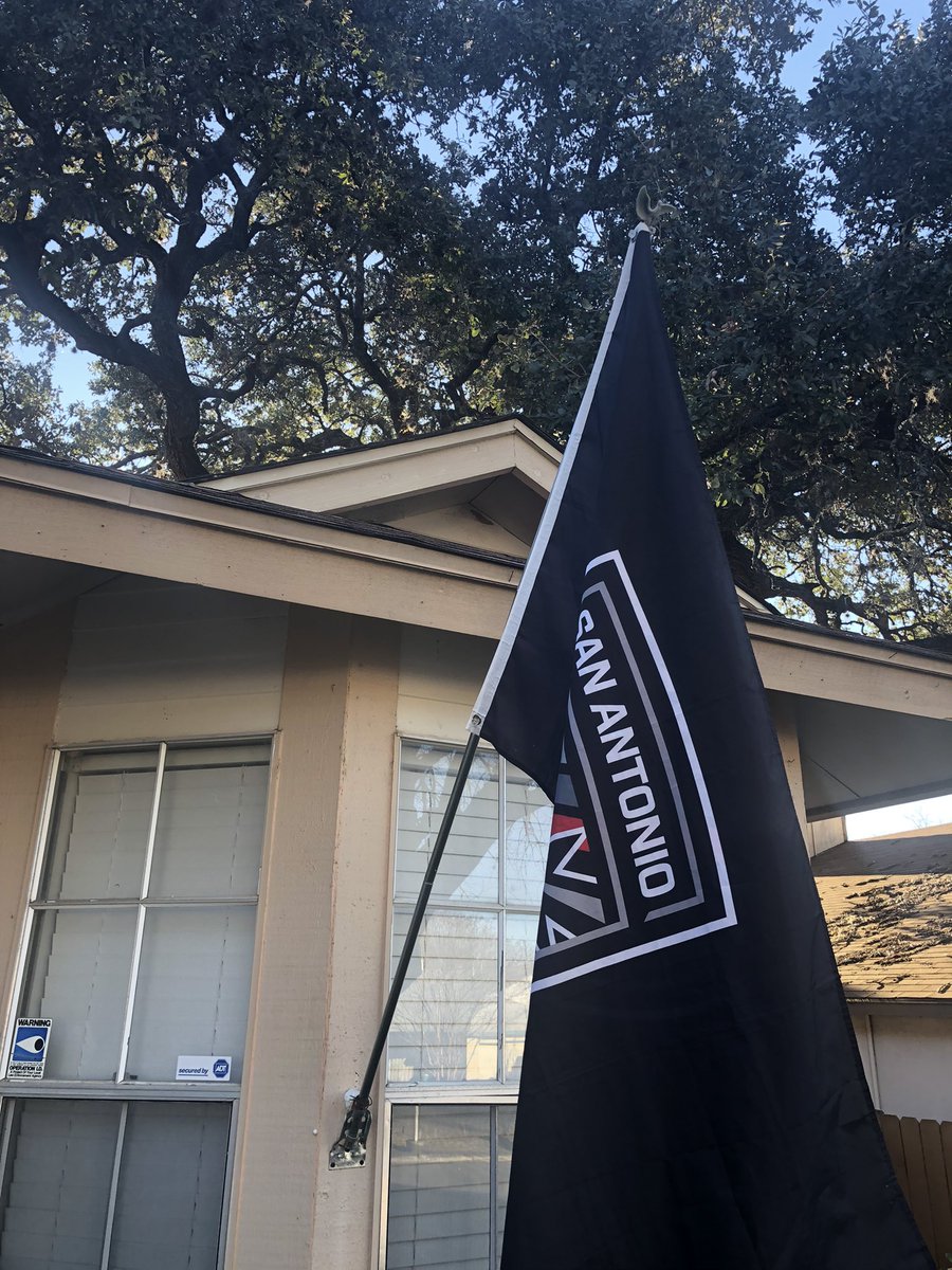 R0yceTheV0ice's tweet photo. ITS A @SanAntonioFC GAME DAY!!!!! LET’S SEE THOSE FLAGS!!!!! #SAFCFlagsUp #VivaSAFC #VivaLosGatosBlancos https://t.co/Ws7jUybjMa