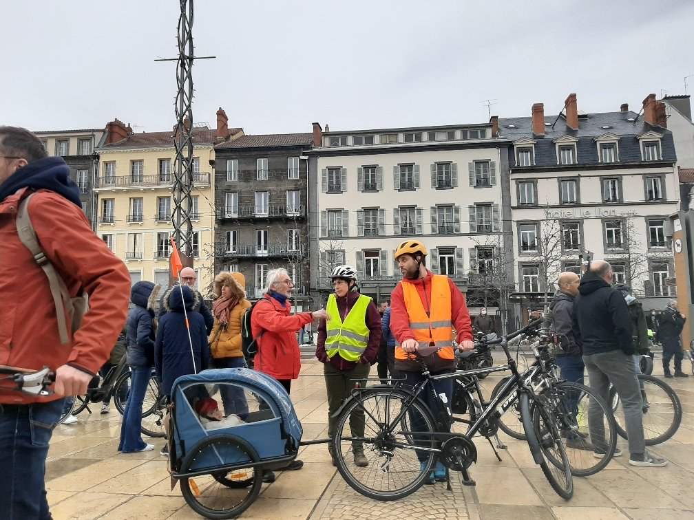 mldoume's tweet photo. La #doume vous attend place de #jaude pour le départ de la #MarcheLookUp ! Nous tiendrons comptoir à partir de 17h place du #1ermai https://t.co/9D1mIwDMcK