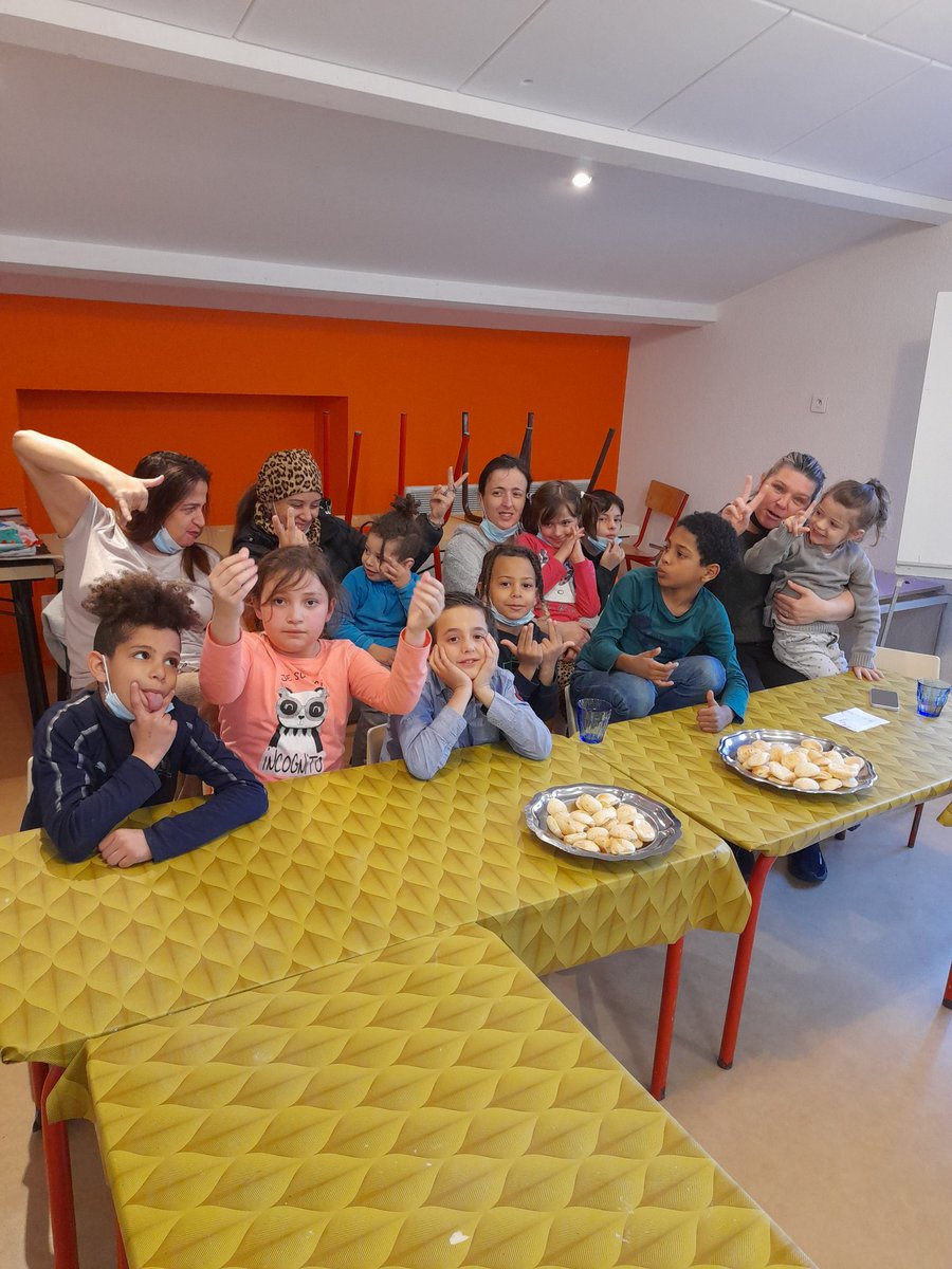 LEO_Brioude's tweet photo. ATELIER cuisine : Voyage au Brésil avec une ambiance assurée par la mère d'Angelina, Renata qui a choisi et réalisé sa recette brésilienne "Paes de queijo", petits pains à base de fromage et fécule de manioc. Les 13 enfants et parents présents ont mis également la main à la pâte. https://t.co/zODF1rf8HN