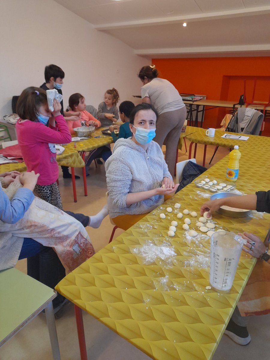 LEO_Brioude's tweet photo. ATELIER cuisine : Voyage au Brésil avec une ambiance assurée par la mère d'Angelina, Renata qui a choisi et réalisé sa recette brésilienne "Paes de queijo", petits pains à base de fromage et fécule de manioc. Les 13 enfants et parents présents ont mis également la main à la pâte. https://t.co/zODF1rf8HN