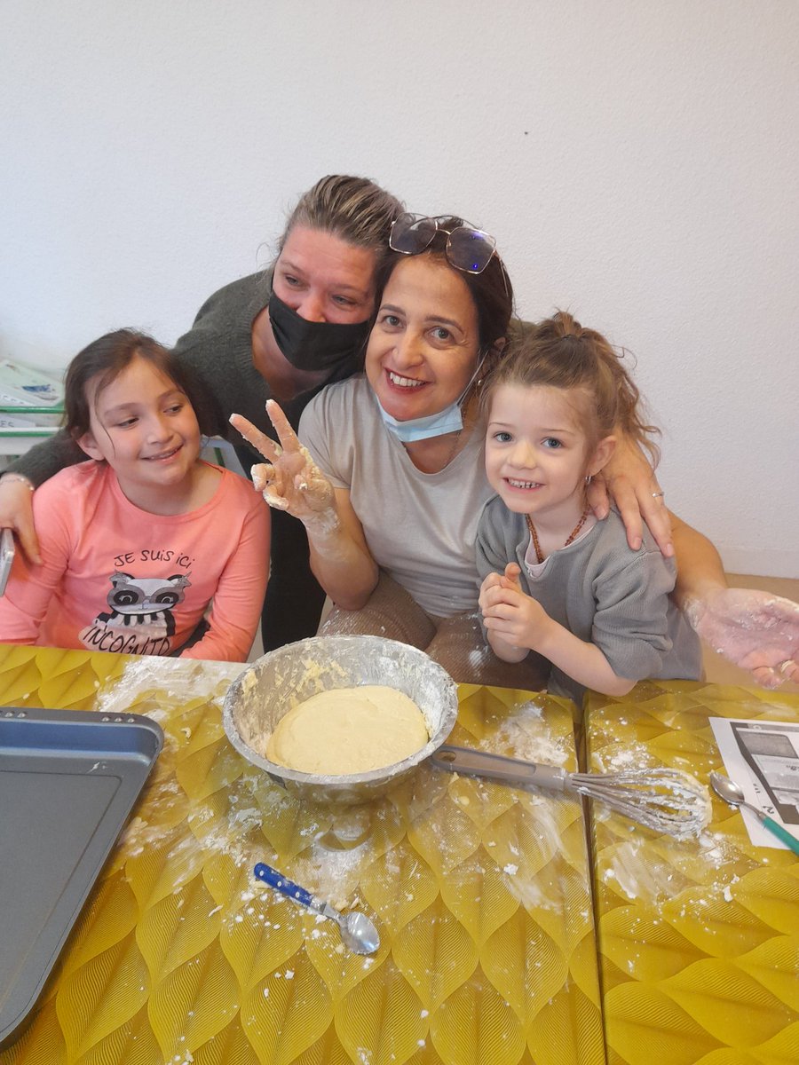 LEO_Brioude's tweet photo. ATELIER cuisine : Voyage au Brésil avec une ambiance assurée par la mère d'Angelina, Renata qui a choisi et réalisé sa recette brésilienne "Paes de queijo", petits pains à base de fromage et fécule de manioc. Les 13 enfants et parents présents ont mis également la main à la pâte. https://t.co/zODF1rf8HN