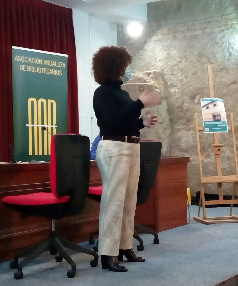 carmen_bbtk's tweet photo. Cerrando con la presentación de los objetivos de los Grupos de Trabajo de la #AAB: Bibliotecas Sociales, Análisis y Prospectiva de las Bibliotecas, Marketing Bibliotecario y Asuntos Profesionales
#9EncAAB https://t.co/NnlE1vtXBb