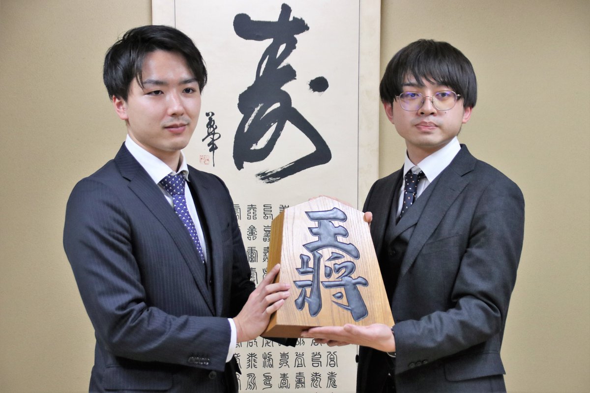 第70回奨励会三段リーグ最終日。四段昇段を果たしたのは15勝３敗の岡部怜央三段（右）と徳田拳士三段。岡部三段は山形県鶴岡市出身。22歳。加瀬純一七段門下。居飛車党。得意戦法は相掛かり。徳田三段は山口県周南市出身。県出身初の棋士に。24歳。小林健二九段門下。居飛車党。得意戦法は角換わり。