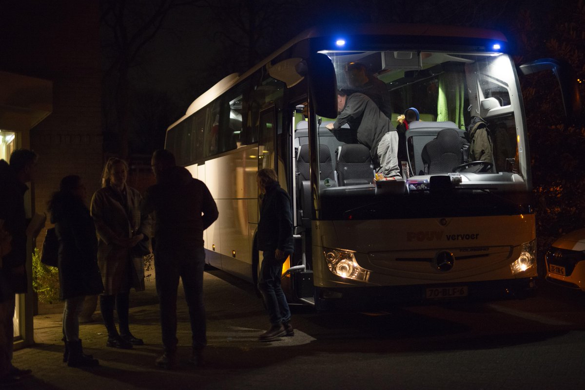Eerste dertig vluchtelingen uit Oekraïne arriveren in Hotel Lapershoek in Hilversum. Basisschool de Wilgetoren haalde groep met bus op bij Poolse grens dlvr.it/SLYSVT