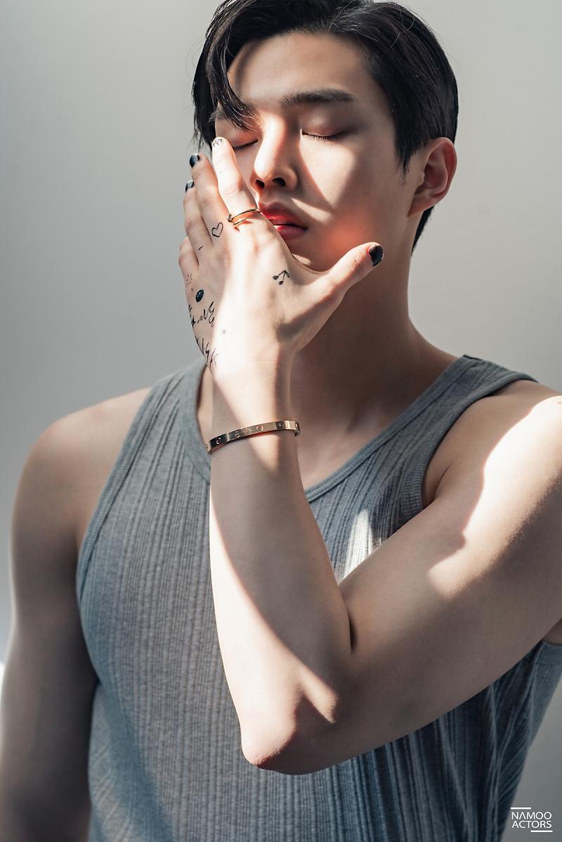 The jewelry not only looks awesome when worn by a certain gender, but it also looks fantastic when worn especially by me. Once again, I demonstrated my class in these photographs with outstanding visuals that were totally destined for me.