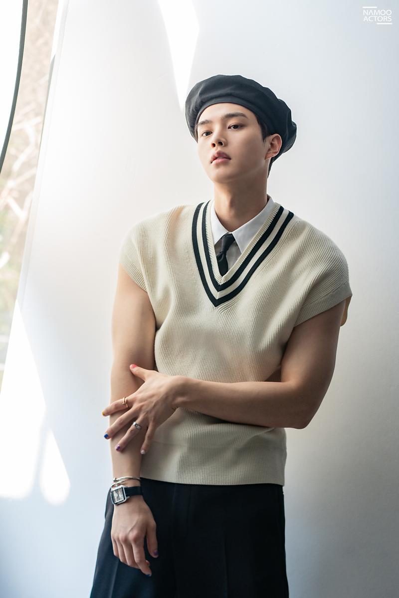 O guy with beret, are you fully conscious of the enchantment you have thrown? sinking thousands of hearts in your lures, drowning millions of eyes in the magnificence that you provide. The world lauds you, nature rejoices in your splendor.