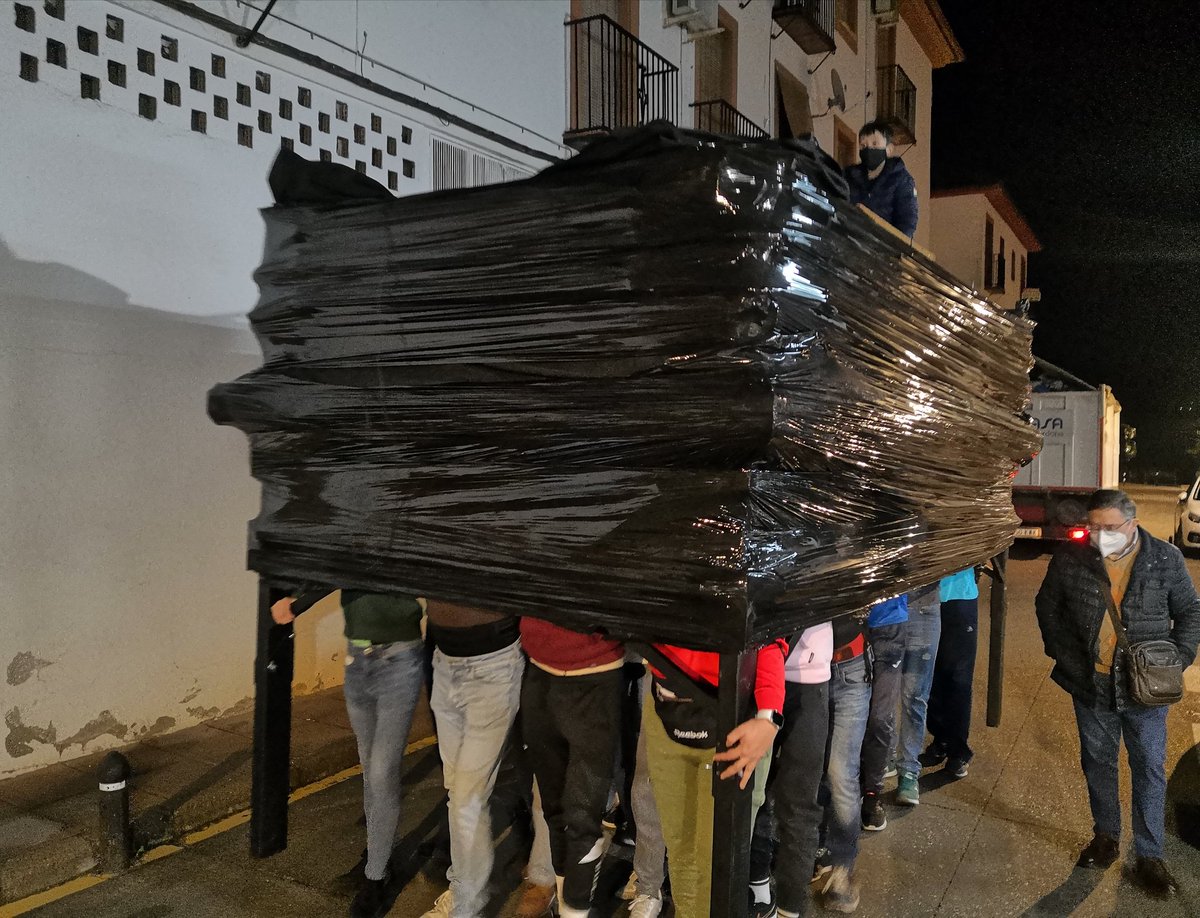 Misericordia_Mo's tweet photo. Ensayo de costaleros realizado en la noche de ayer por las cuadrillas del Santísimo Cristo de la Misericordia y Nuestra Señora de las Angustias. https://t.co/Qba4KOAeR6