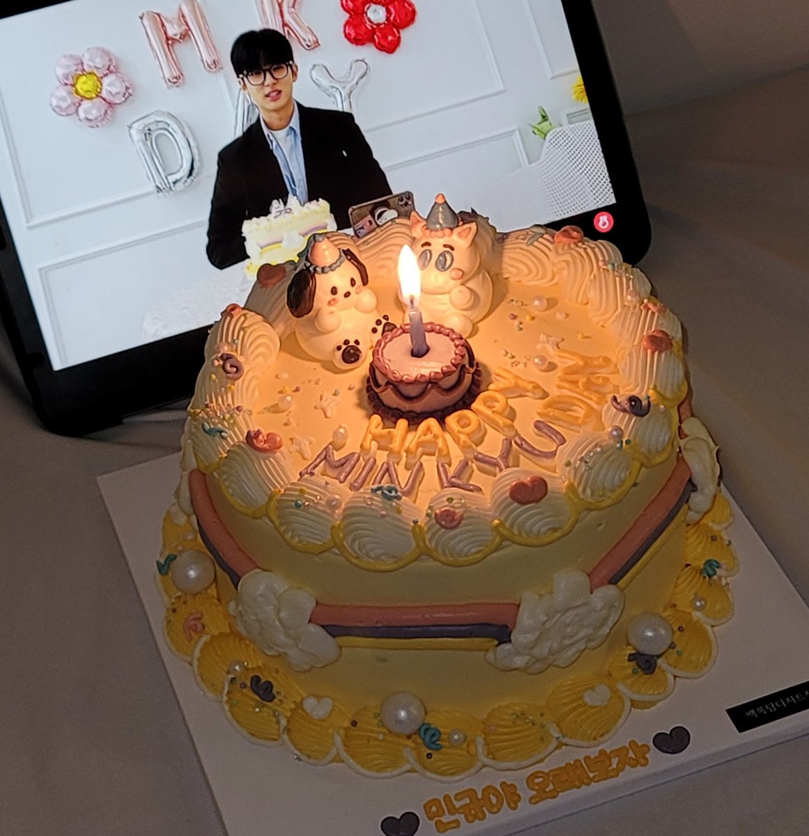 kmk_supporters's tweet photo. ✧ ─ 𝐇𝐀𝐏𝐏𝐘 𝐌𝐈𝐍𝐊𝐘𝐔 𝐃𝐀𝐘 ─ ✧ 

민규의 22번째 생일을 축하하기 위해 
생일케이크를 준비했습니다 🎂💛

#HAPPYMINKYUDAY 
#패션왕_김민규_생일축하해🥳🐾
#스물둘_민규_생일축하해
#민규야_우리_오래보자 https://t.co/gFvz2EkBrC