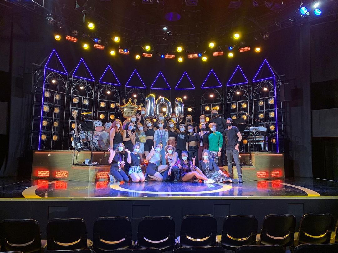 sixthemusicalau's tweet photo. Listen up Queens! Tonight marks our 100th show! 🙌 Send our wonderful company some love to celebrate 💜 #SIXtheMusicalAU #100shows https://t.co/oU3U7jH3HM