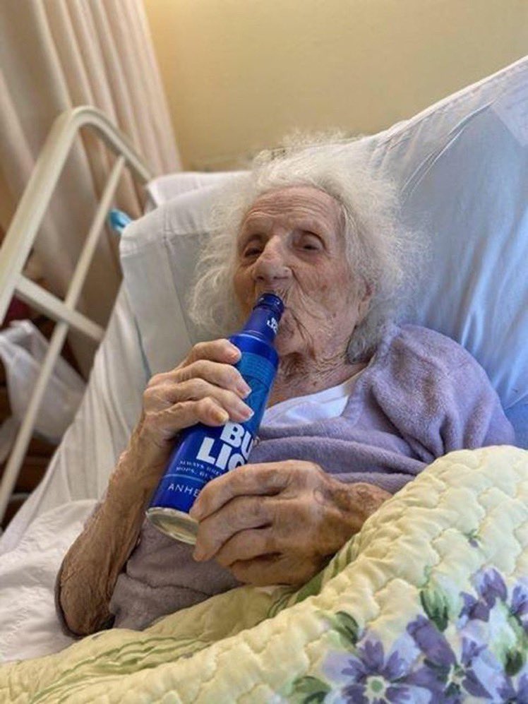 LMPositif's tweet photo. 🇺🇸 Aux États-Unis, Jennie Stejna, une arrière-arrière-arrière grand-mère de 103 ans, a guéri du Covid-19 et a célébré sa victoire avec une bouteille de bière bien fraîche ! 🍺 (USA Today) https://t.co/CYLmfA6rlt