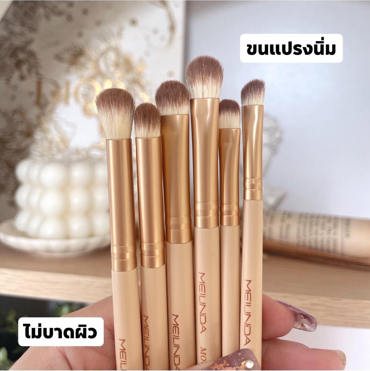 littlefahsai's tweet photo. มือใหม่จะต้องมี!! ใครกำลังเริ่มแต่งตา แล้วอยากเกลี่ยสีตาให้สวย แนะนำให้ใช้แปรงเซ็ตนี้เลย ทั้งใช้เกลี่ย ใช้เบลนสี คัดเบ้า หรือจะใช้จิ้มให้กลิตเตอร์ติดขึ้นมา เรียกได้ว่าครบจบ ฟ้าชอบตรงเค้ามีบอกที่ด้ามด้วย แท่งสวย มินิมอลมาก 🪞🧸✨ https://t.co/HdqsivAXuW