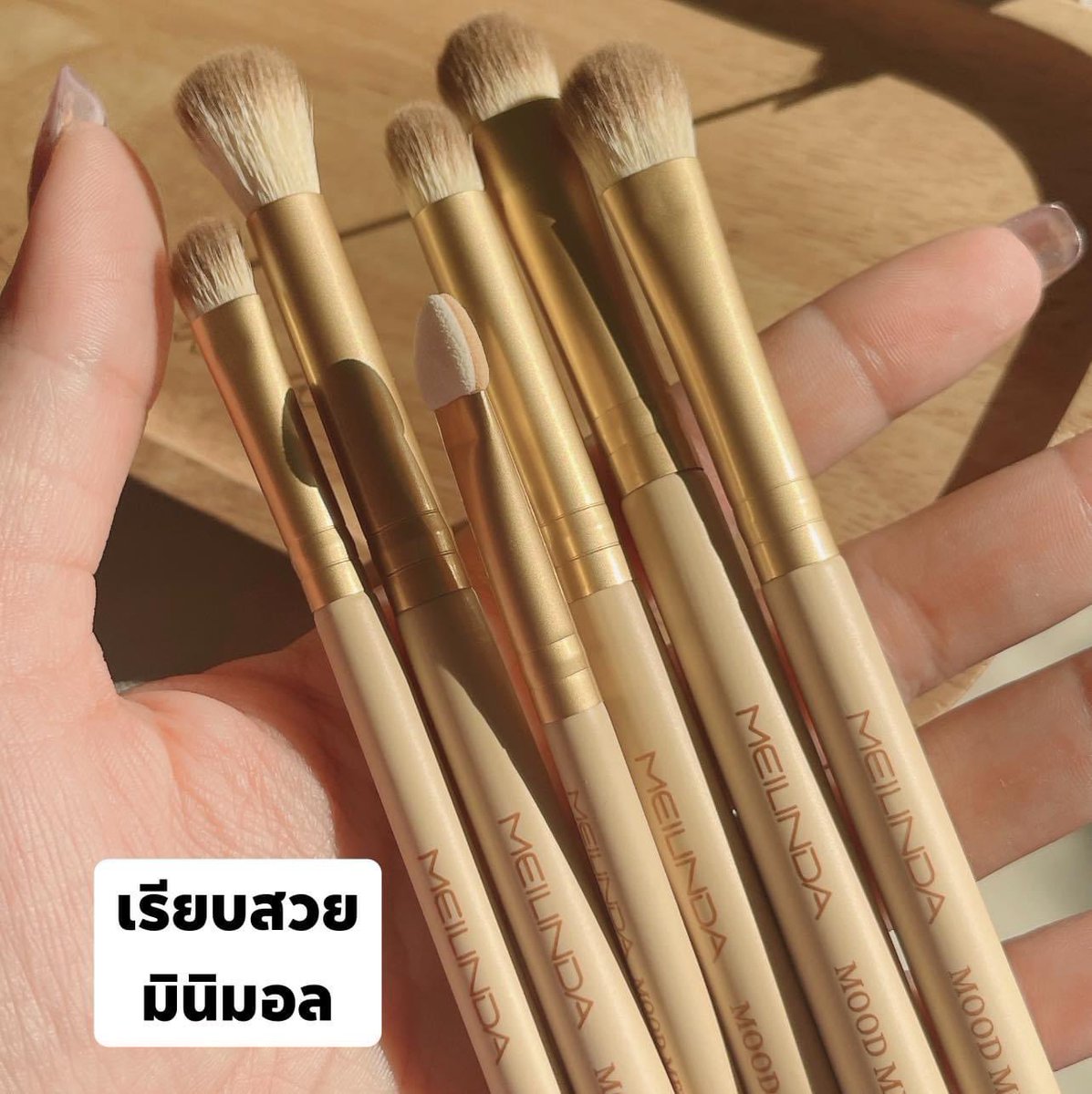 littlefahsai's tweet photo. มือใหม่จะต้องมี!! ใครกำลังเริ่มแต่งตา แล้วอยากเกลี่ยสีตาให้สวย แนะนำให้ใช้แปรงเซ็ตนี้เลย ทั้งใช้เกลี่ย ใช้เบลนสี คัดเบ้า หรือจะใช้จิ้มให้กลิตเตอร์ติดขึ้นมา เรียกได้ว่าครบจบ ฟ้าชอบตรงเค้ามีบอกที่ด้ามด้วย แท่งสวย มินิมอลมาก 🪞🧸✨ https://t.co/HdqsivAXuW
