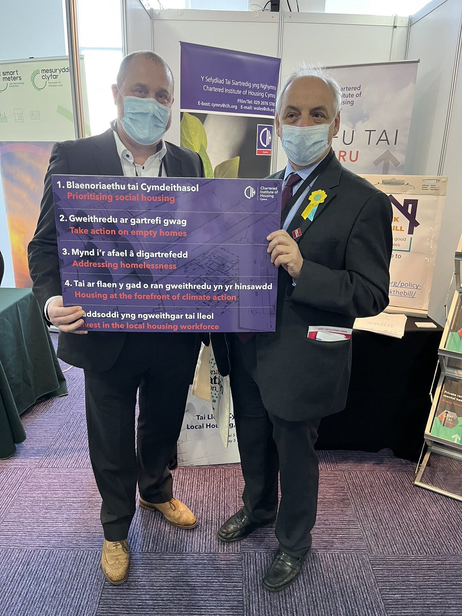 CIHCymru's tweet photo. Always great to talk all things housing with @MikeHedgesAM - supporting our #ThinkHousing pledges.
Wastad yn wych i siarad popeth sy'n ymwneud â tai efo @MikeHedgesAM - gan gefnogi ein haddewidion #MeddyliwchTai https://t.co/uxlEYVksUZ