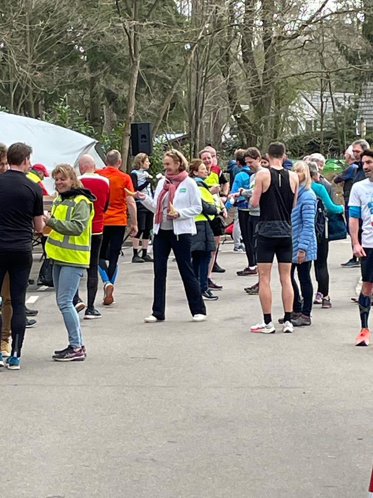karinoyevaar's tweet photo. Hoe fijn dat de #driebergenloop weer door kan gaan. πͺ
Allemaal toppers over de finishlijn
vandaag!
@D66Heuvelrug ondersteunt ze graag met een banaantje. π https://t.co/0fdRPQPXbE