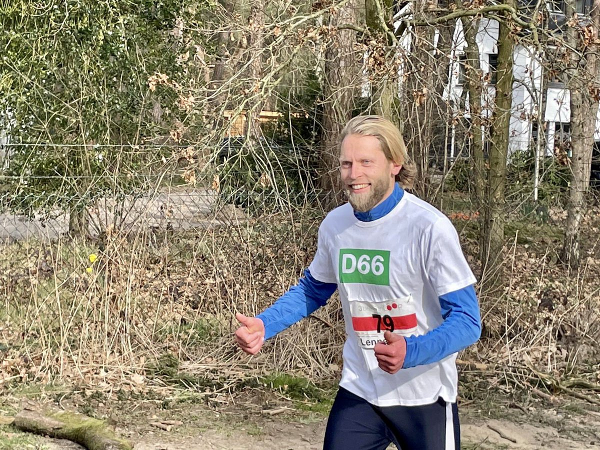 karinoyevaar's tweet photo. Hoe fijn dat de #driebergenloop weer door kan gaan. πͺ
Allemaal toppers over de finishlijn
vandaag!
@D66Heuvelrug ondersteunt ze graag met een banaantje. π https://t.co/0fdRPQPXbE