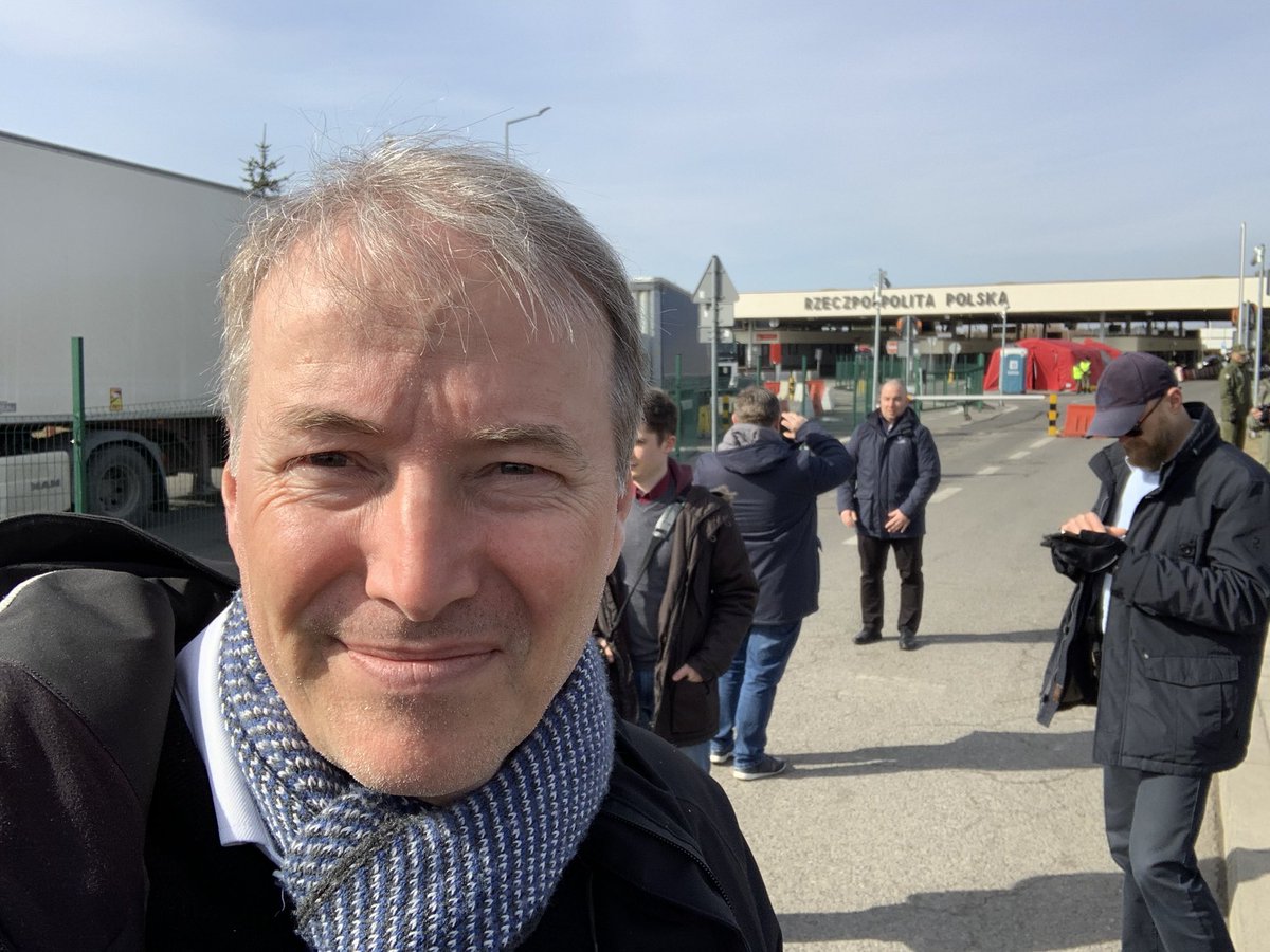 EUAmbSchmidt's tweet photo. At the Polish-Ukraine border crossing at Korczowa this morning. A warm, well-organised reception into the #EU 🇺🇦🇪🇺 https://t.co/yKKrQbbqRE