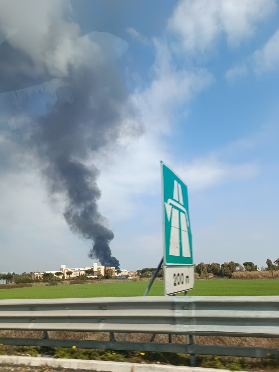 AnnaYair's tweet photo. Fumo nerissimo, più o meno in zona Magliana a Roma. #incendio #roma https://t.co/UTjoO9ndG3