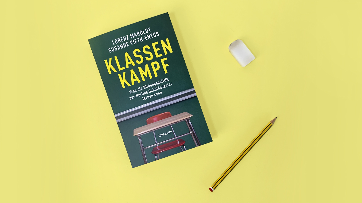 suhrkamp's tweet photo. Sechs, setzen! Das Berliner Schulsystem ist so marode wie seine Schulgebäude. @LorenzMaroldt und Susanne @viethentus berichten seit Jahren im @Tagesspiegel vom Berliner Bildungsdesaster. Ihr neues Buch ist bitterkomisch und gnadenlos konstruktiv: https://t.co/jafgzn7Slj #twlz https://t.co/6HBqYaL0nT