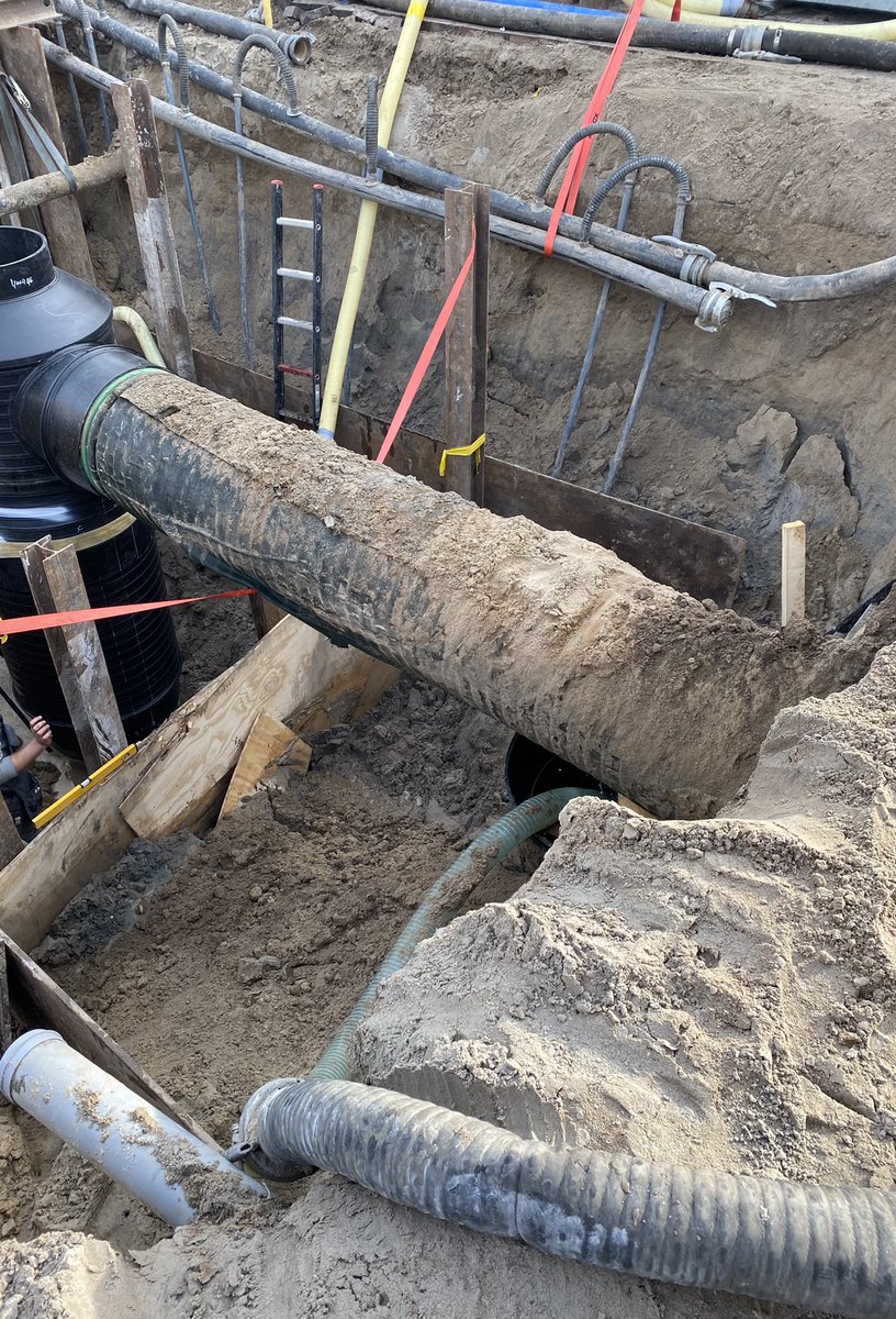 Gooseed72's tweet image. Werkzaamheden riolering Schoolstraat in uitvoering. #riolering #omleiding #afsluiting #Diemen #Weekendwerkzaamheden 
Info: bit.ly/3MJbYdM