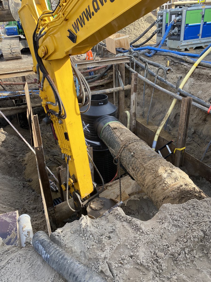 Gooseed72's tweet image. Werkzaamheden riolering Schoolstraat in uitvoering. #riolering #omleiding #afsluiting #Diemen #Weekendwerkzaamheden 
Info: bit.ly/3MJbYdM