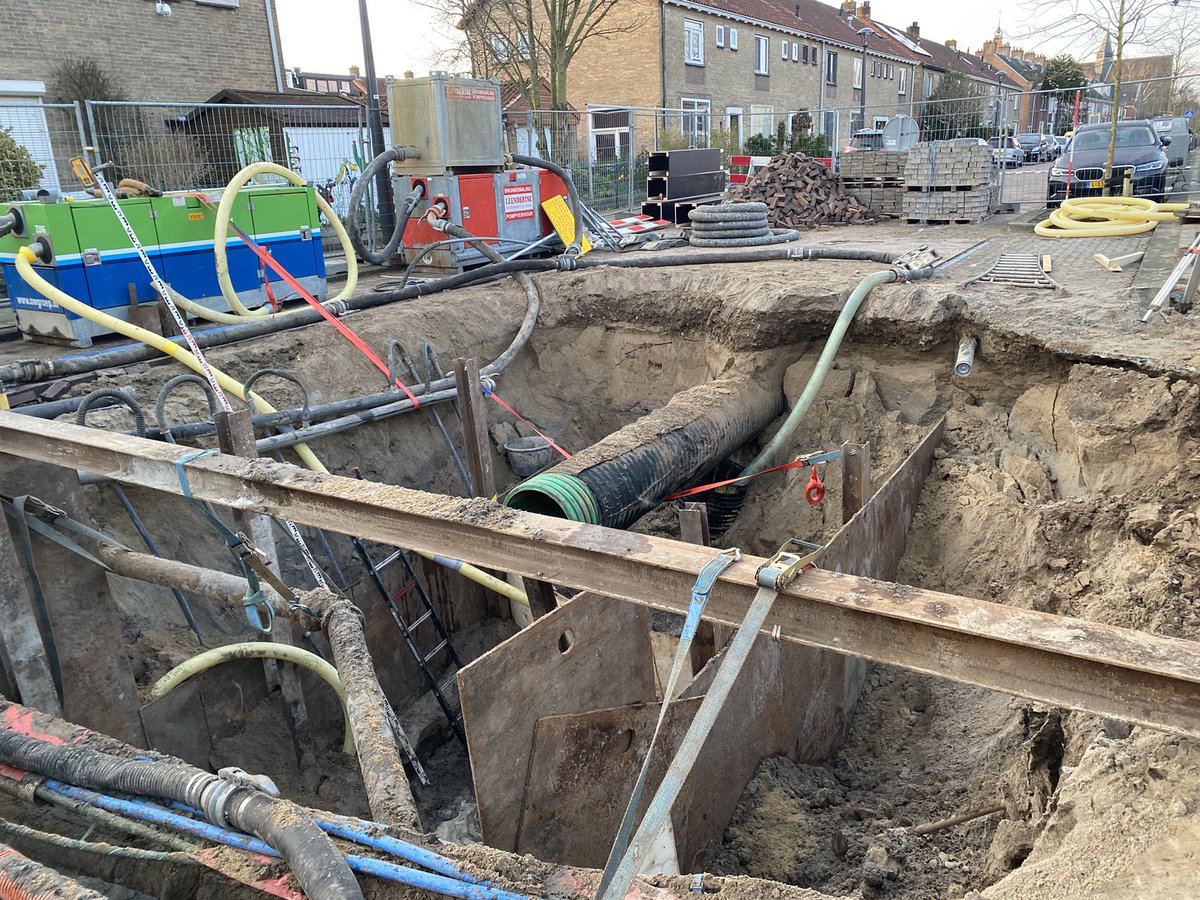 Gooseed72's tweet image. Werkzaamheden riolering Schoolstraat in uitvoering. #riolering #omleiding #afsluiting #Diemen #Weekendwerkzaamheden 
Info: bit.ly/3MJbYdM