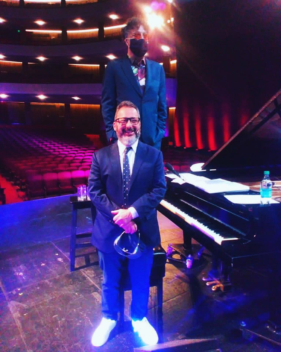 AgenciaTelam's tweet photo. "Lo vamos a extrañar muchísimo a este rosarino canalla de corazón que supo conquistar, incluso a lxs inconquistables, con su encanto irresistible y su don de bien. Todo el amor de la familia Páez a su familia y amigxs", publicó en sus redes Fito Páez recordando a Gerardo Rozín https://t.co/DoJzNWrG9G