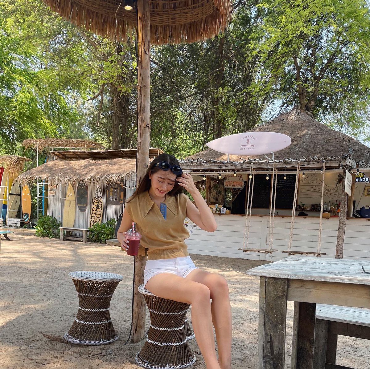 มาหัวหินปีละหลายครั้งเพิ่งรู้ว่ามีคาเฟ่ติดทะเลอยู่ที่เขาตะเกียบด้วยย ชื่อ pineapple surf club 🍍🌞🌊 จอดรถที่ท่าเรือตรงเขาตะเกียบละเดินมานิดเดียว มีพวก SUP board / surf ให้เล่นได้ด้วย มีพวกของหวาน แพนเค้ก / acai bowl / กาแฟ แต่วันนี้ครัวเสียเลยสั่งแค่น้ำปั่นกับกาแฟ ลมเย็นชิวมั้กก