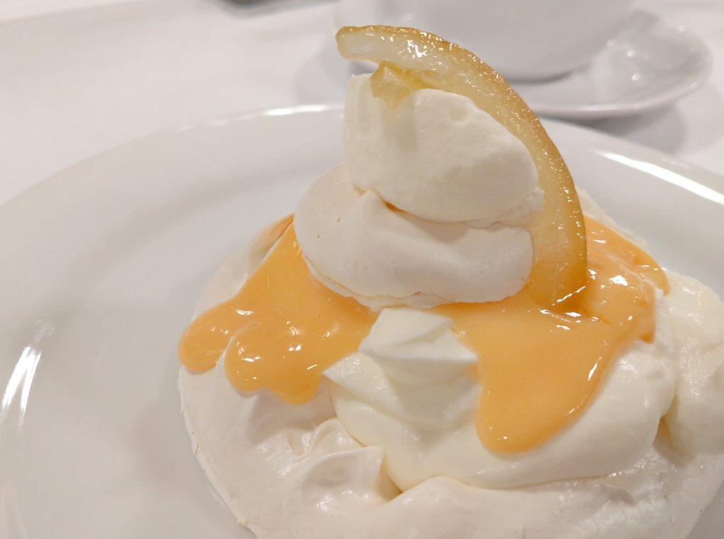 stefina051's tweet photo. 本日のランチ
今回の一番のお目当ては大好きなスリーティアーズさんのレモンメレンゲパブロヴァ🍋

#ThreeTiers
#DanLepard
#LemonPavlova
#Pavlova
#構成は大好きなのムラシャンと一緒❤️
#MeringuéChantilly
#パヴロヴァ
#パブロバ https://t.co/k7uDGpIXbf
