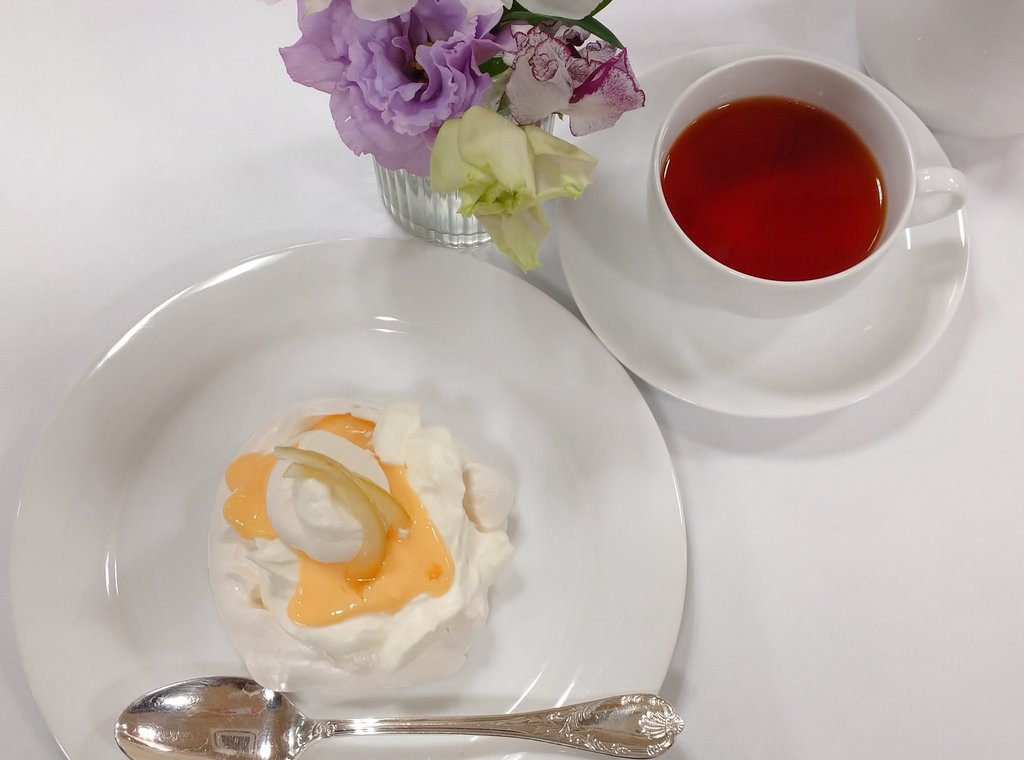 stefina051's tweet photo. 本日のランチ
今回の一番のお目当ては大好きなスリーティアーズさんのレモンメレンゲパブロヴァ🍋

#ThreeTiers
#DanLepard
#LemonPavlova
#Pavlova
#構成は大好きなのムラシャンと一緒❤️
#MeringuéChantilly
#パヴロヴァ
#パブロバ https://t.co/k7uDGpIXbf