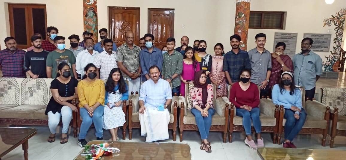 srikumarsmenon's tweet image. ഇന്ന് ഗുരുവായൂർ #Guruvayur  ക്ഷേത്ര ദർശനത്തിനായി ശ്രീവത്സം ഗസറ്റ് ഹൗസിലെത്തിയ @MOS_MEA @VMBJP നെ ഉക്രൈനിൽ നിന്നും തിരിച്ചെത്തിയ  കുട്ടികളും #indianstudentsinukraine അവരുടെ മാതാപിതാക്കളും മോദി സർക്കാരിനോടുളള @narendramodi നന്ദിയും കടപ്പാടും അറിയിച്ചു. #ModijiHelpBoardStudents2022